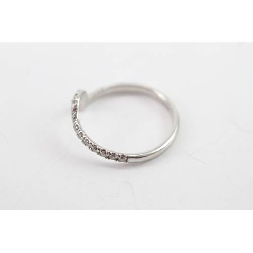 24 - 18ct white gold diamond wavy band ring (2g) Size P