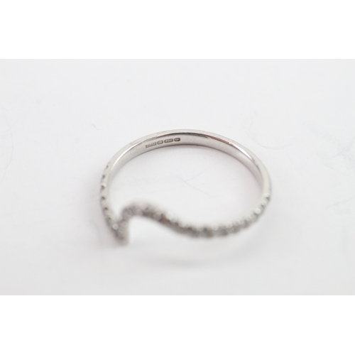 24 - 18ct white gold diamond wavy band ring (2g) Size P