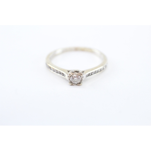 25 - 9ct gold diamond ring (2.1g) Size O