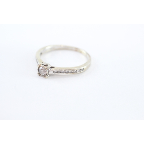 25 - 9ct gold diamond ring (2.1g) Size O