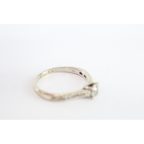 25 - 9ct gold diamond ring (2.1g) Size O