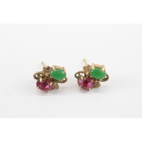 27 - 9ct gold vintage garnet and jade stone set stud earrings (1.57g)