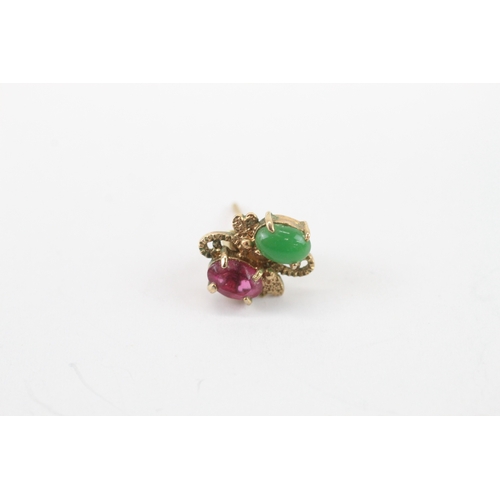 27 - 9ct gold vintage garnet and jade stone set stud earrings (1.57g)