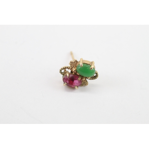 27 - 9ct gold vintage garnet and jade stone set stud earrings (1.57g)