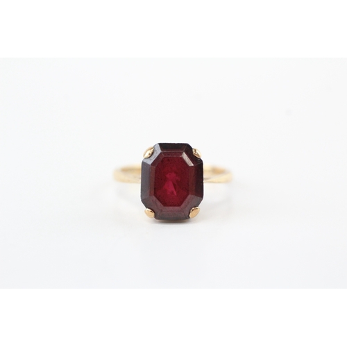 52 - 9ct gold garnet solitaire ring (3.1g) Size L 1/2