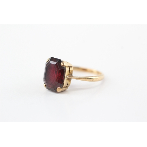 52 - 9ct gold garnet solitaire ring (3.1g) Size L 1/2