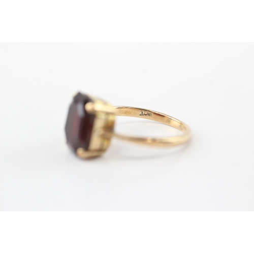 52 - 9ct gold garnet solitaire ring (3.1g) Size L 1/2