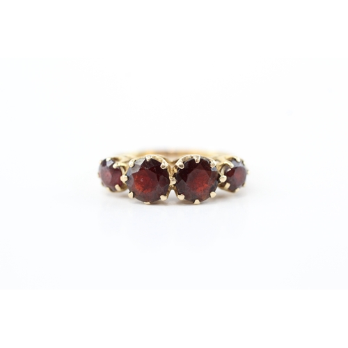 7 - 9ct gold garnet four stone ring (2.9g) Size O 1/2