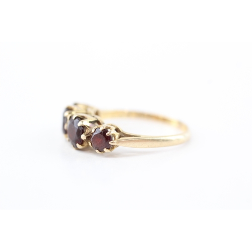 7 - 9ct gold garnet four stone ring (2.9g) Size O 1/2