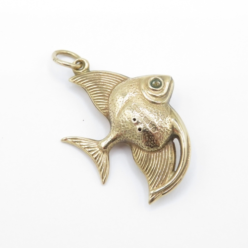 32 - 9ct gold paste eye fish charm (1.5g)