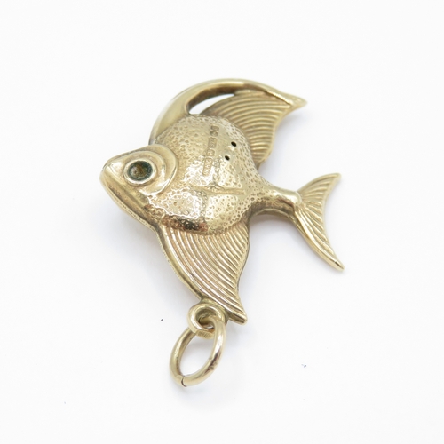 32 - 9ct gold paste eye fish charm (1.5g)
