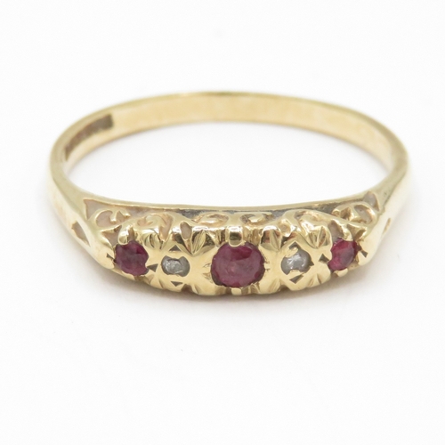31 - 9ct gold vintage ruby diamond ring with scroll details on the side (1.9g) Size O