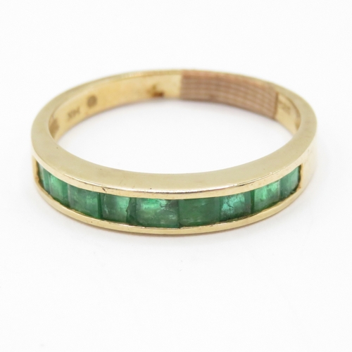 44 - 14ct gold emerald half eternity ring (2.2g) Size N