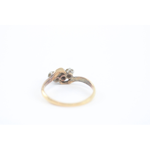 17 - 18ct gold diamond three stone ring (2.1g) Size M 1/2