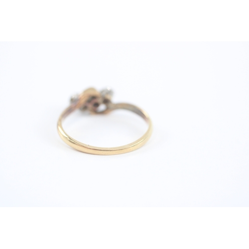 17 - 18ct gold diamond three stone ring (2.1g) Size M 1/2
