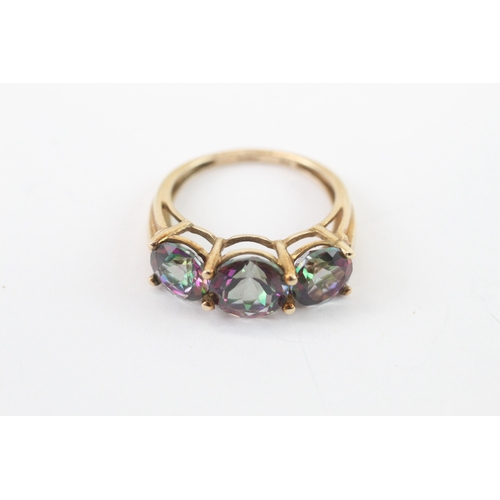 20 - 9ct gold mystic topaz trilogy ring (3.82g) Size O
