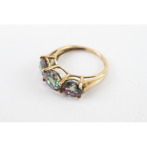 20 - 9ct gold mystic topaz trilogy ring (3.82g) Size O