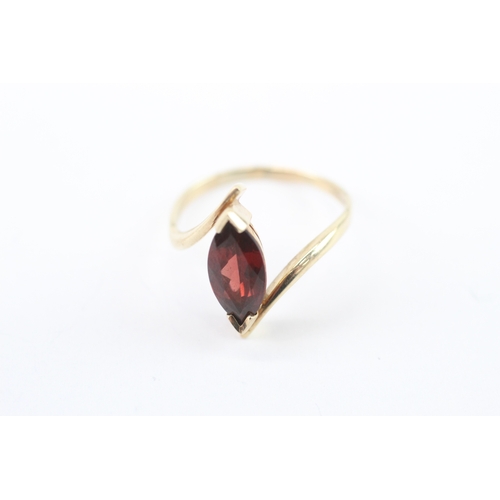 21 - 9ct gold garnet marquise cut ring (3g) Size R