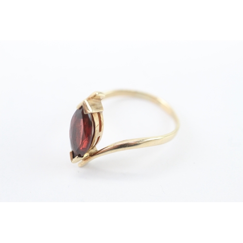 21 - 9ct gold garnet marquise cut ring (3g) Size R