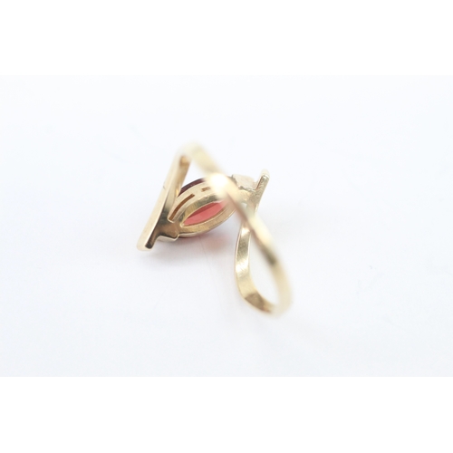 21 - 9ct gold garnet marquise cut ring (3g) Size R