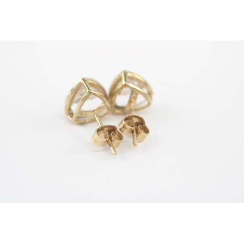 30 - 9ct gold rock crystal stud earrings (1.9g)