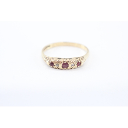 31 - 9ct gold vintage ruby diamond ring with scroll details on the side (1.9g) Size O
