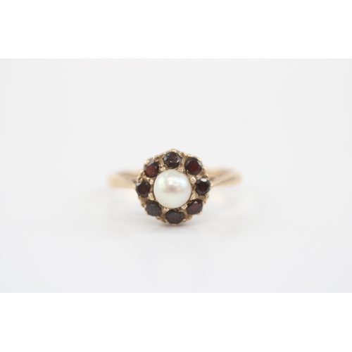 43 - 9ct gold garnet cultured pearl cluster ring (2.3g) Size L 1/2