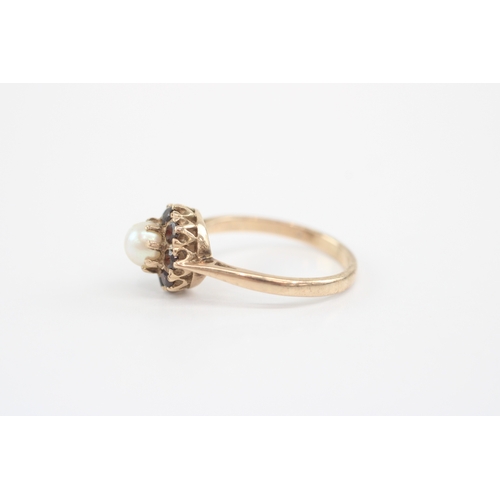 43 - 9ct gold garnet cultured pearl cluster ring (2.3g) Size L 1/2