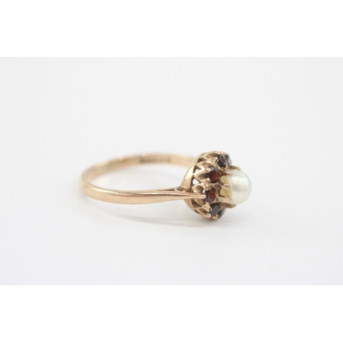 43 - 9ct gold garnet cultured pearl cluster ring (2.3g) Size L 1/2