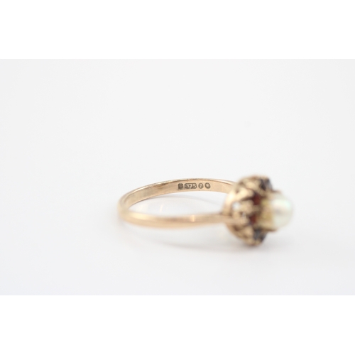 43 - 9ct gold garnet cultured pearl cluster ring (2.3g) Size L 1/2