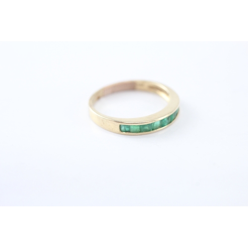 44 - 14ct gold emerald half eternity ring (2.2g) Size N