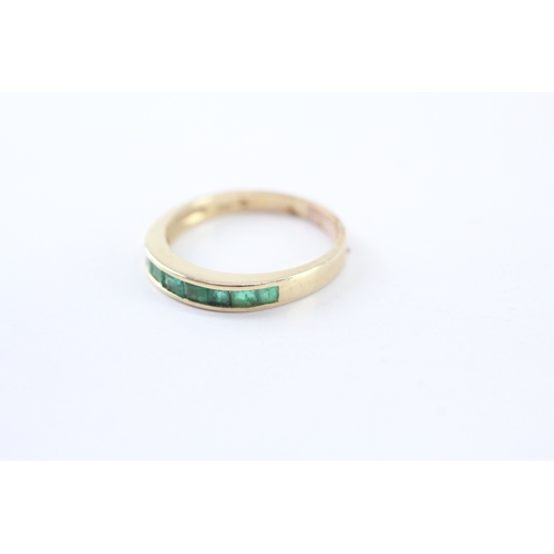 44 - 14ct gold emerald half eternity ring (2.2g) Size N
