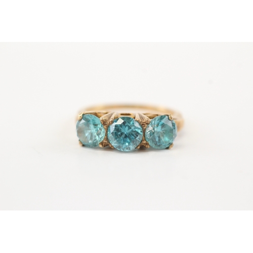 55 - 9ct gold blue zircon trilogy ring (3.6g) Size N 1/2