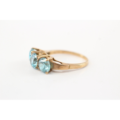 55 - 9ct gold blue zircon trilogy ring (3.6g) Size N 1/2