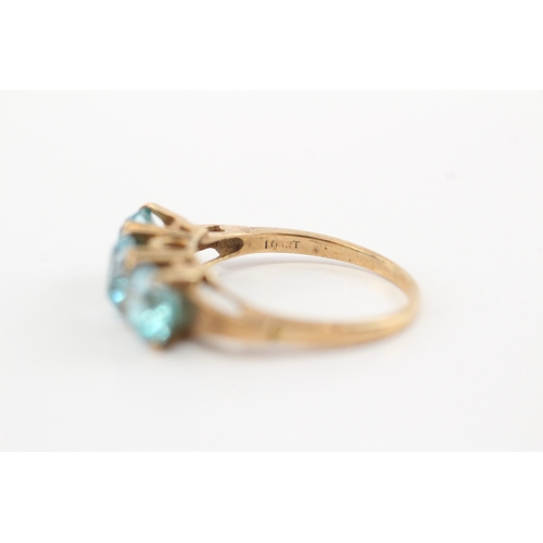 55 - 9ct gold blue zircon trilogy ring (3.6g) Size N 1/2