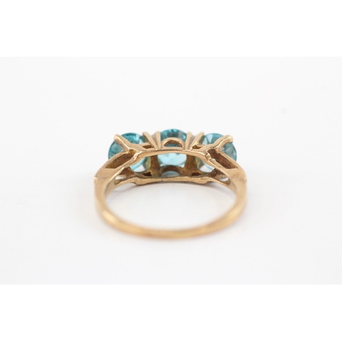 55 - 9ct gold blue zircon trilogy ring (3.6g) Size N 1/2