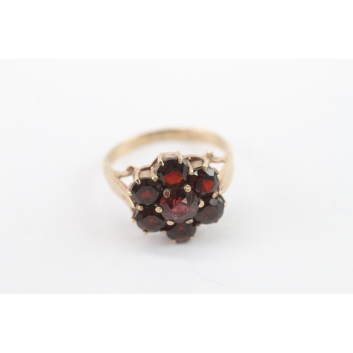 56 - 9ct gold garnet flower cluster stone set ring (3.2g) Size K