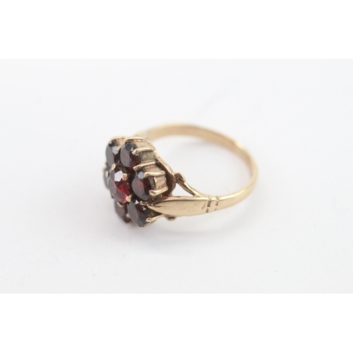 56 - 9ct gold garnet flower cluster stone set ring (3.2g) Size K