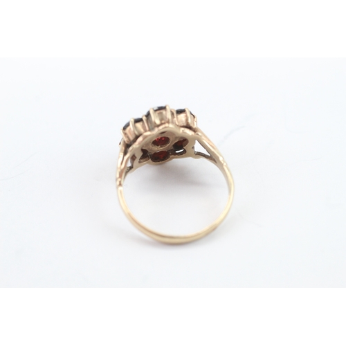 56 - 9ct gold garnet flower cluster stone set ring (3.2g) Size K
