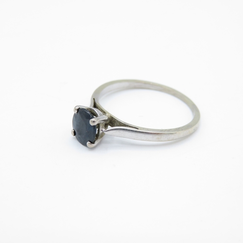 50 - 9ct gold sapphire solitaire ring (1.6g) Size J