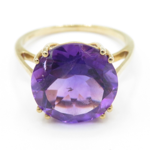 51 - 9ct gold amethyst solitaire ring (3g) Size N 1/2