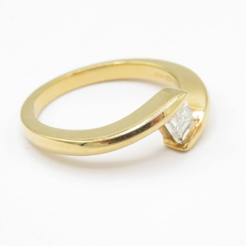 52 - 18ct gold princess cut diamond solitaire ring (4.5g) Size M