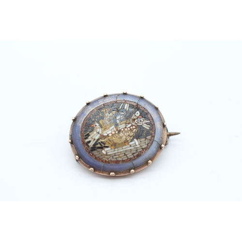 32 - 9ct gold antique micro-mosaic brooch A.F - edges of stone are cracked (2.6g)
