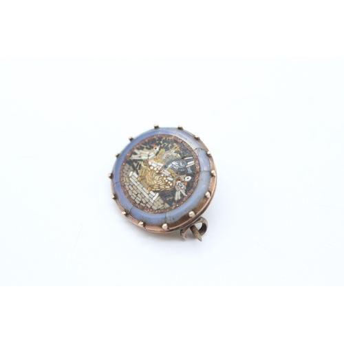 32 - 9ct gold antique micro-mosaic brooch A.F - edges of stone are cracked (2.6g)