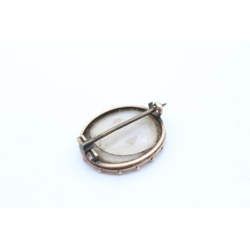 32 - 9ct gold antique micro-mosaic brooch A.F - edges of stone are cracked (2.6g)