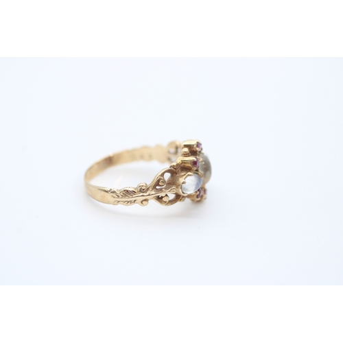 38 - 9ct gold ruby and moonstone set dress ring (3.3g) Size O