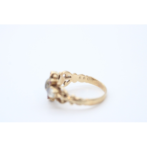 38 - 9ct gold ruby and moonstone set dress ring (3.3g) Size O