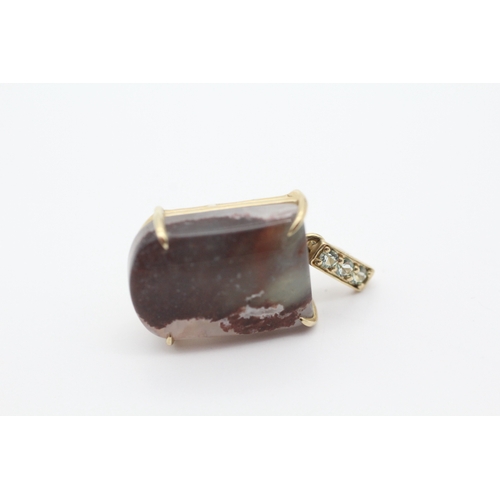 50 - 9ct gold agate and green gemstone pendant (4.5g)
