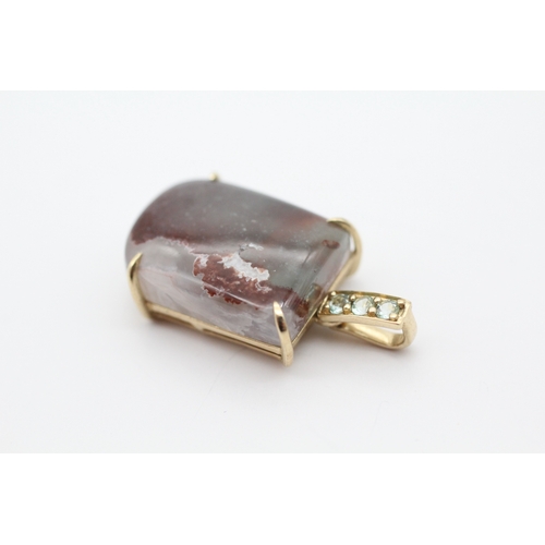 50 - 9ct gold agate and green gemstone pendant (4.5g)