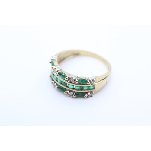 9 - 9ct gold diamond and emerald three row ring (3.2g) Size R